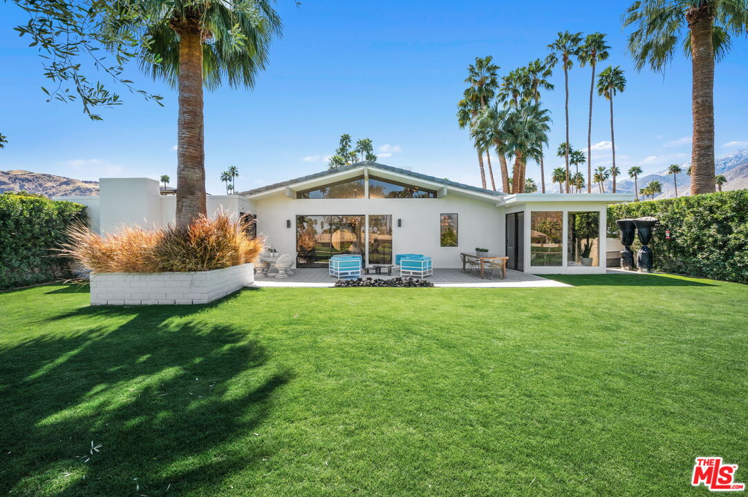 994 E Balboa Cir