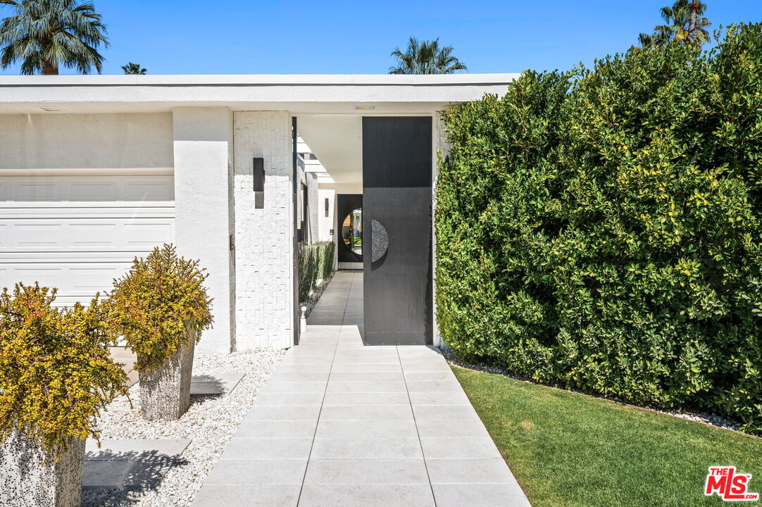 994 E Balboa Cir