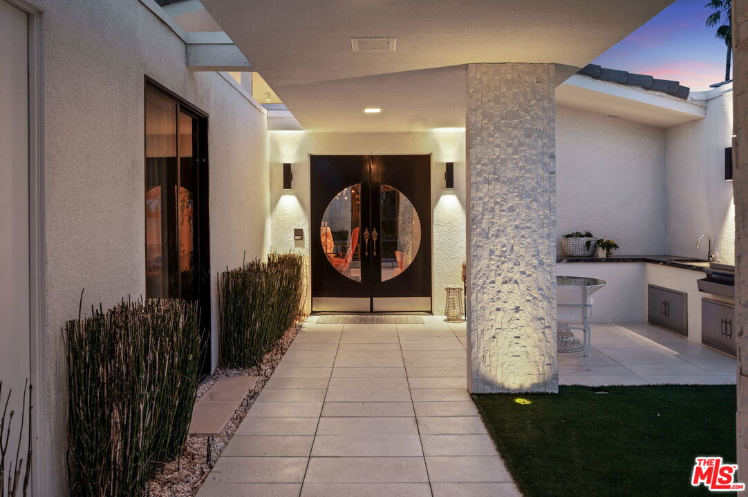 994 E Balboa Cir