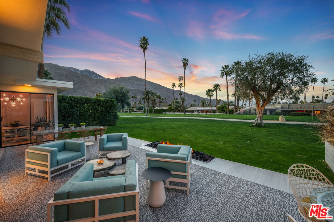 994 E Balboa Cir