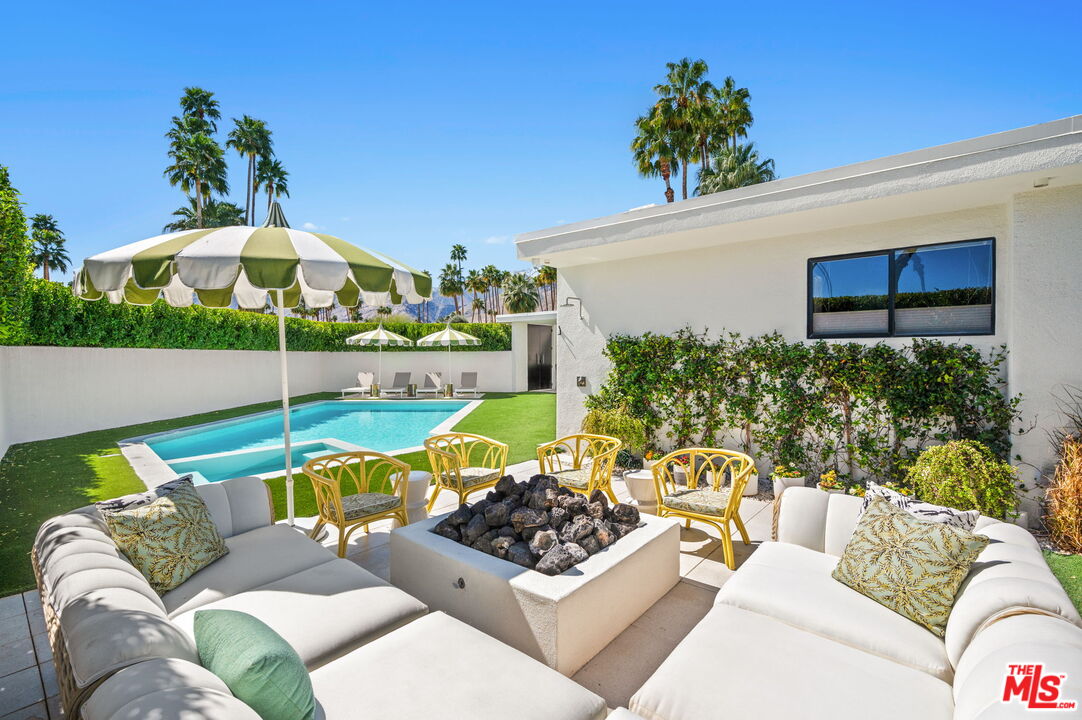 994 E Balboa Cir