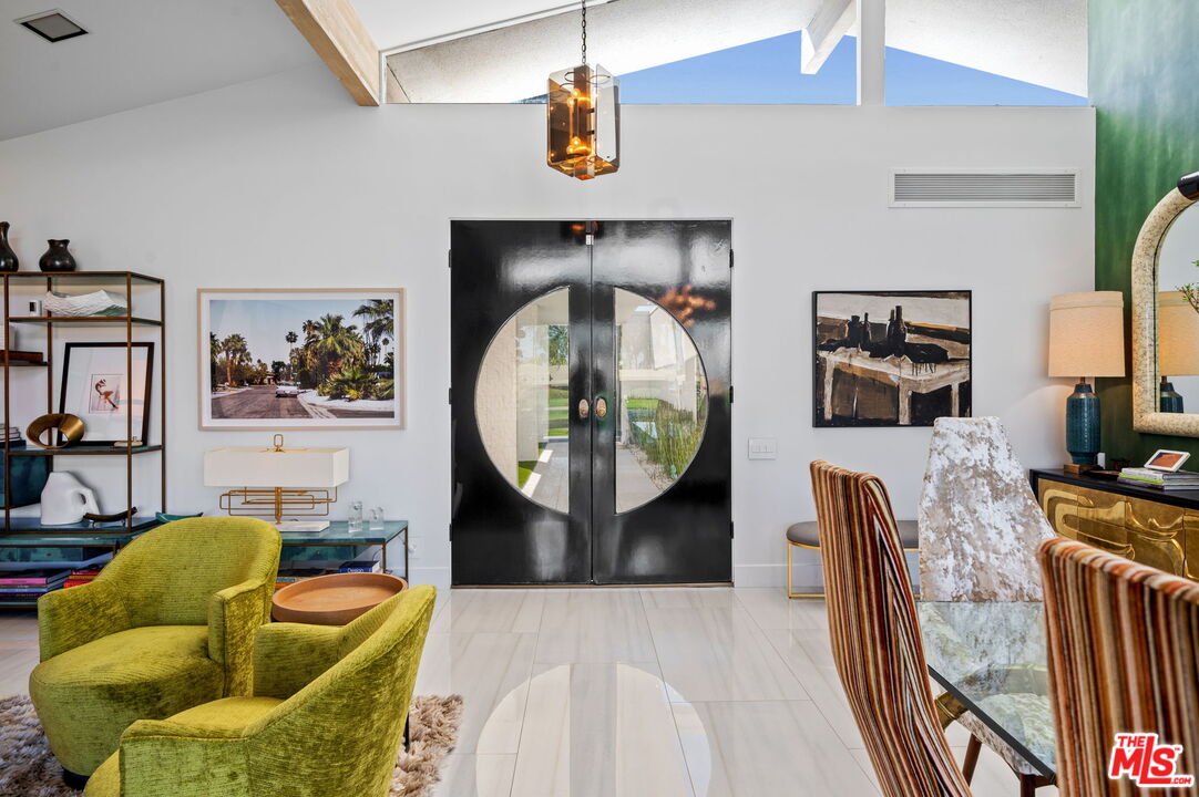 994 E Balboa Cir