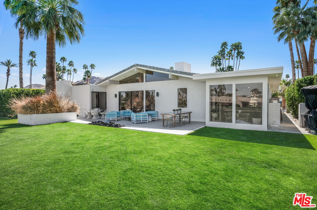 994 E Balboa Cir