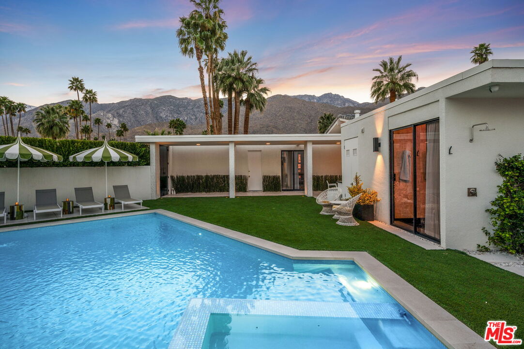 994 E Balboa Cir
