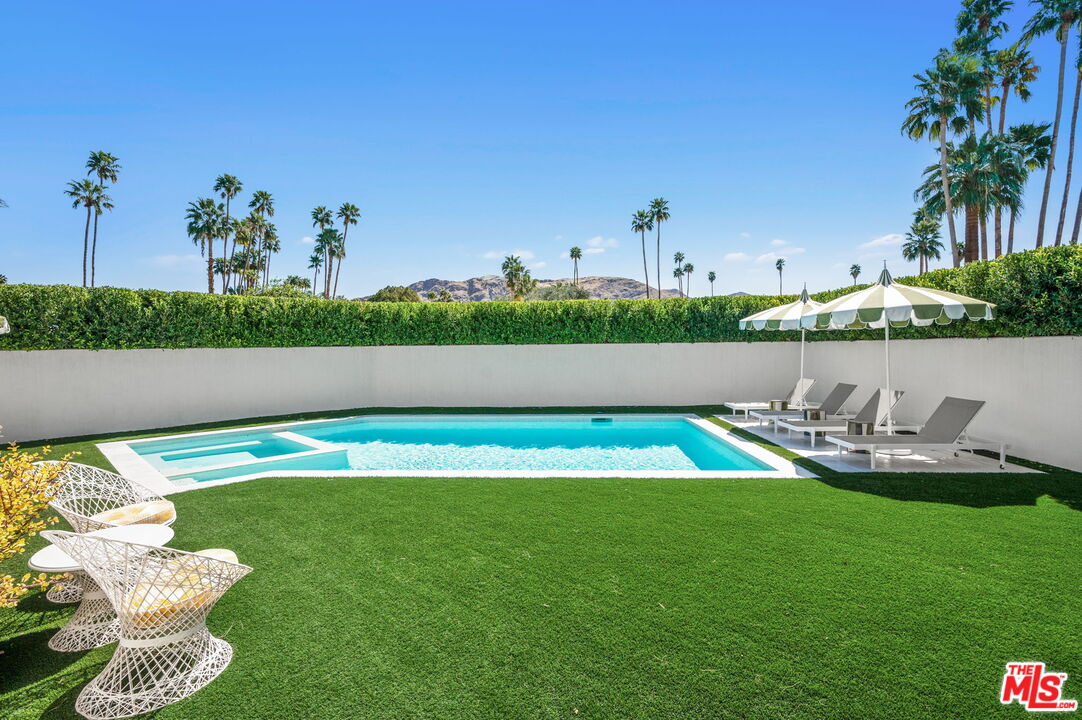994 E Balboa Cir