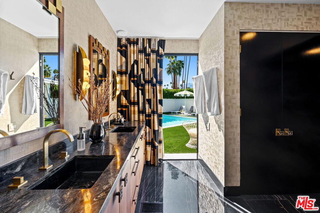 994 E Balboa Cir