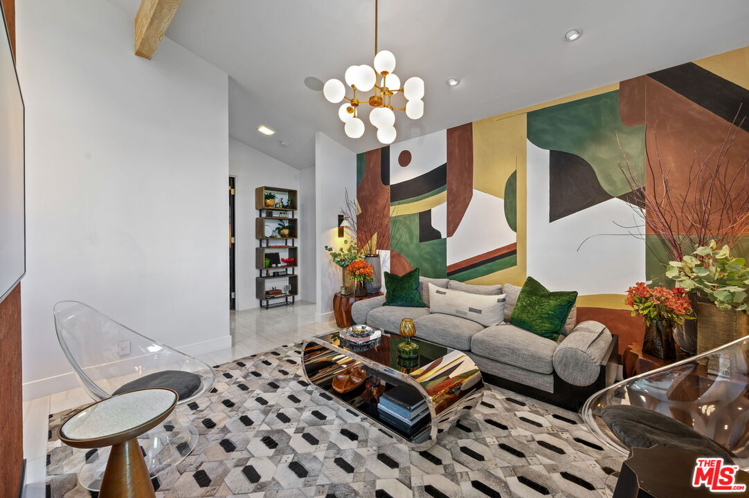 994 E Balboa Cir