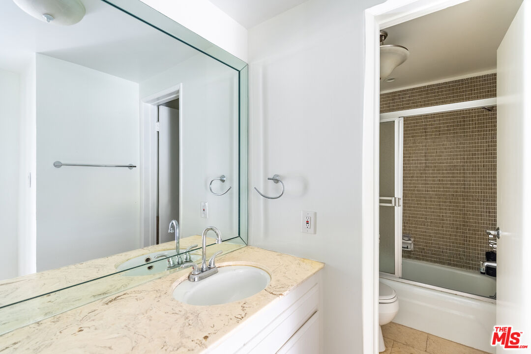 1300 Midvale Ave Unit: 201