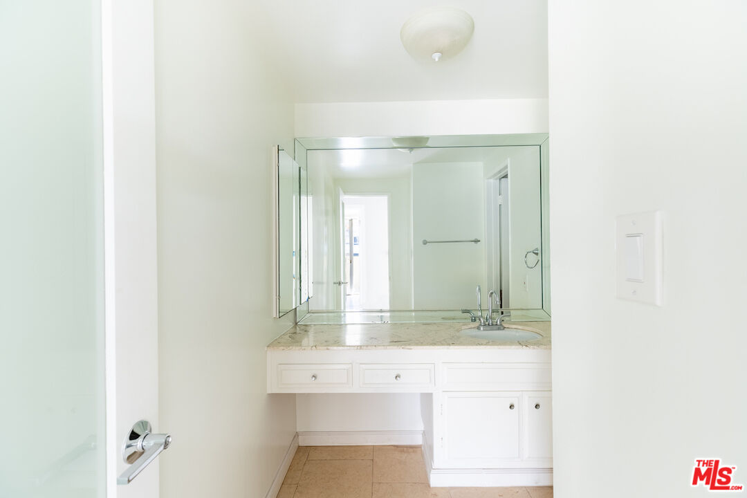 1300 Midvale Ave Unit: 201