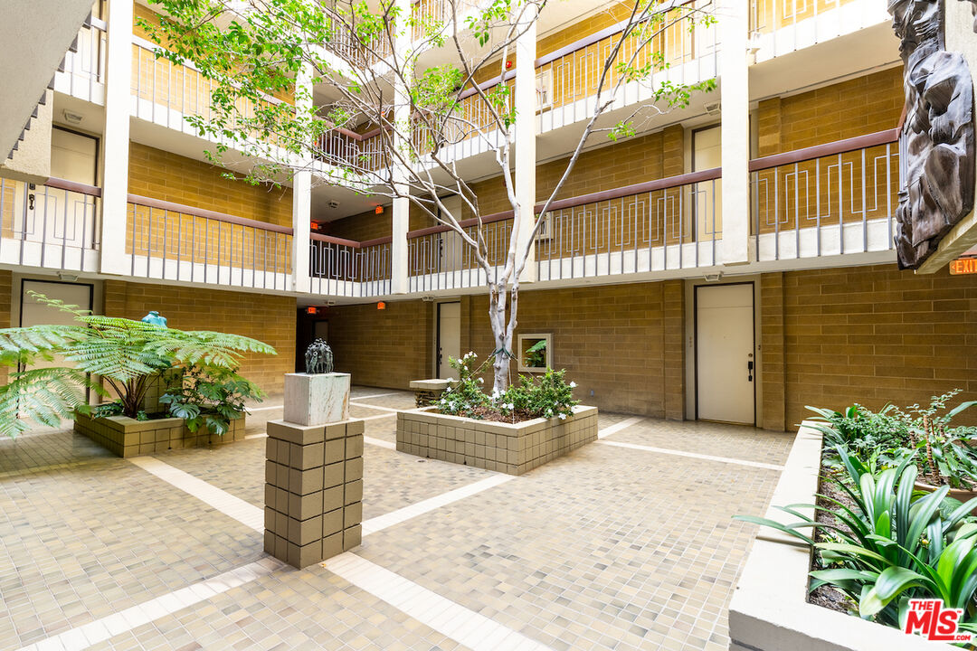 1300 Midvale Ave Unit: 201