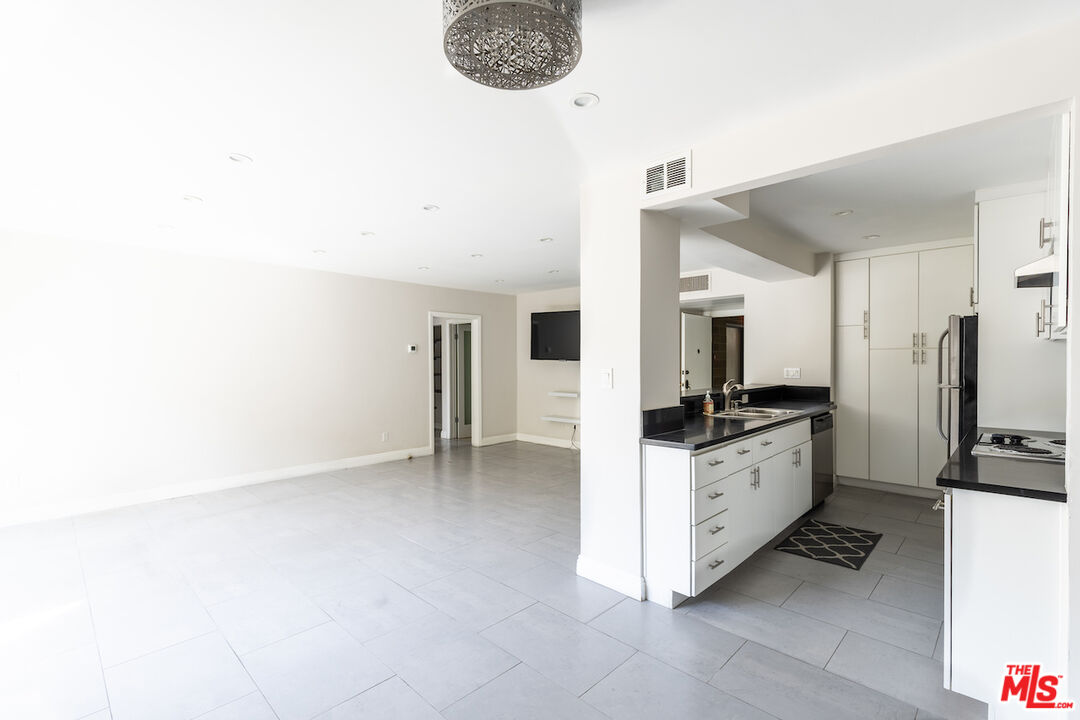 1300 Midvale Ave Unit: 201