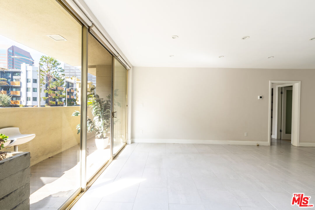 1300 Midvale Ave Unit: 201