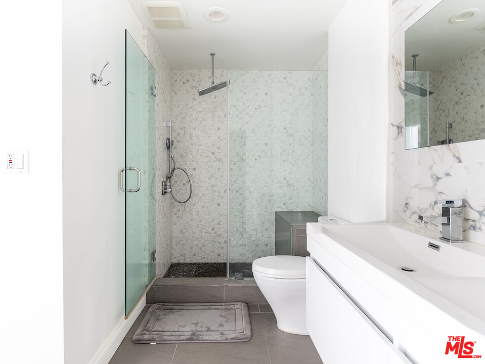 1300 Midvale Ave Unit: 201