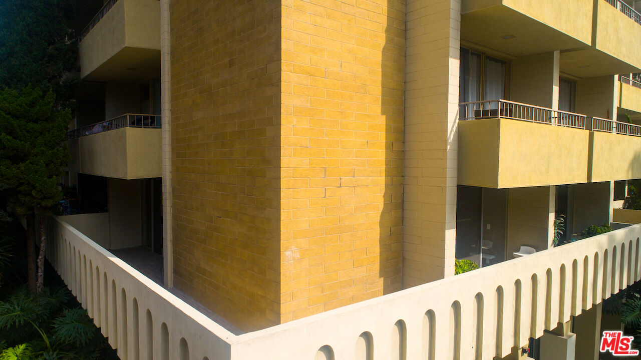 1300 Midvale Ave Unit: 201