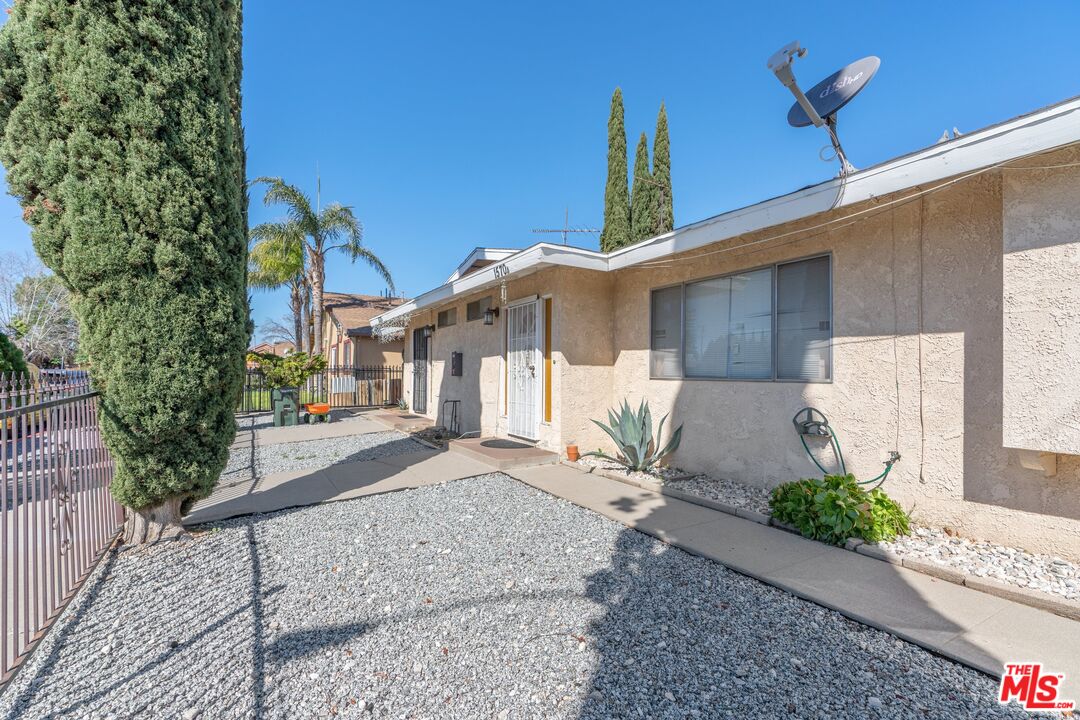 1570 W Ramona Dr