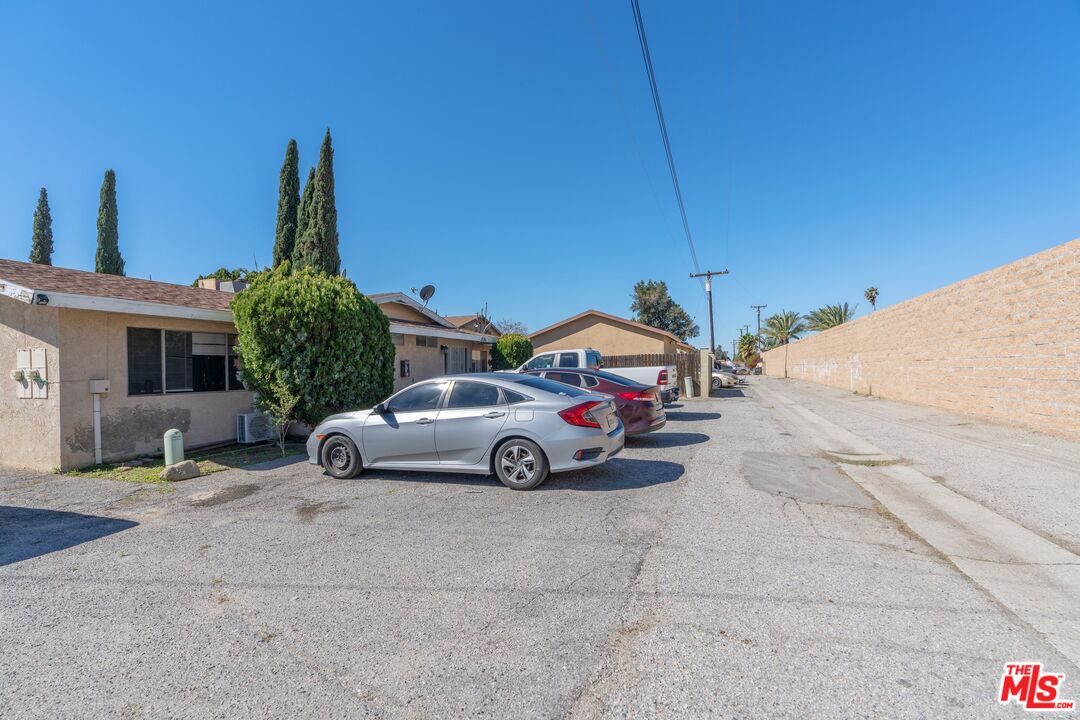1570 W Ramona Dr