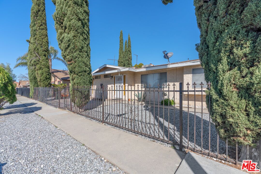 1570 W Ramona Dr