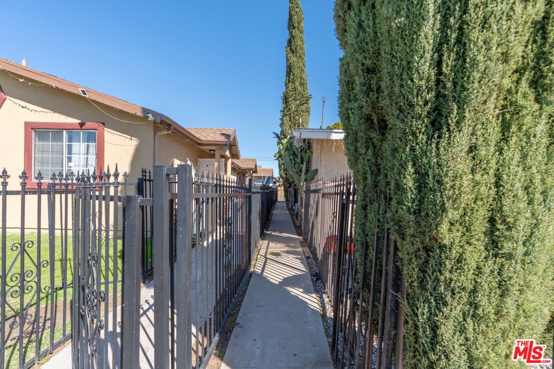 1570 W Ramona Dr