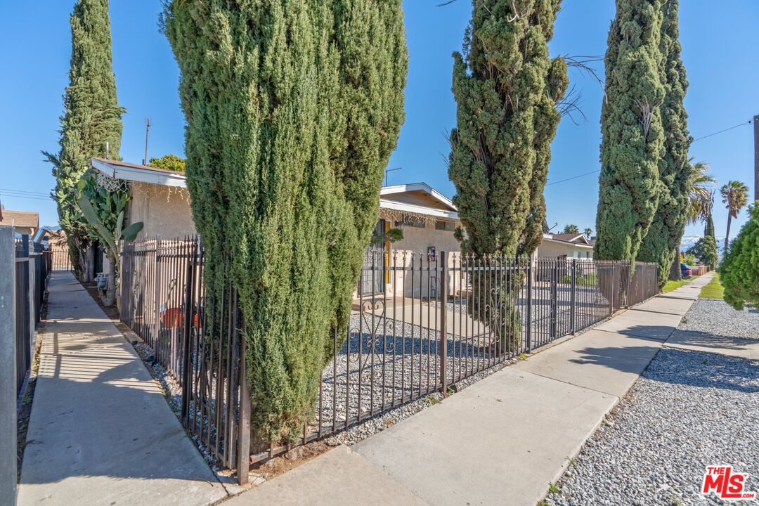 1570 W Ramona Dr