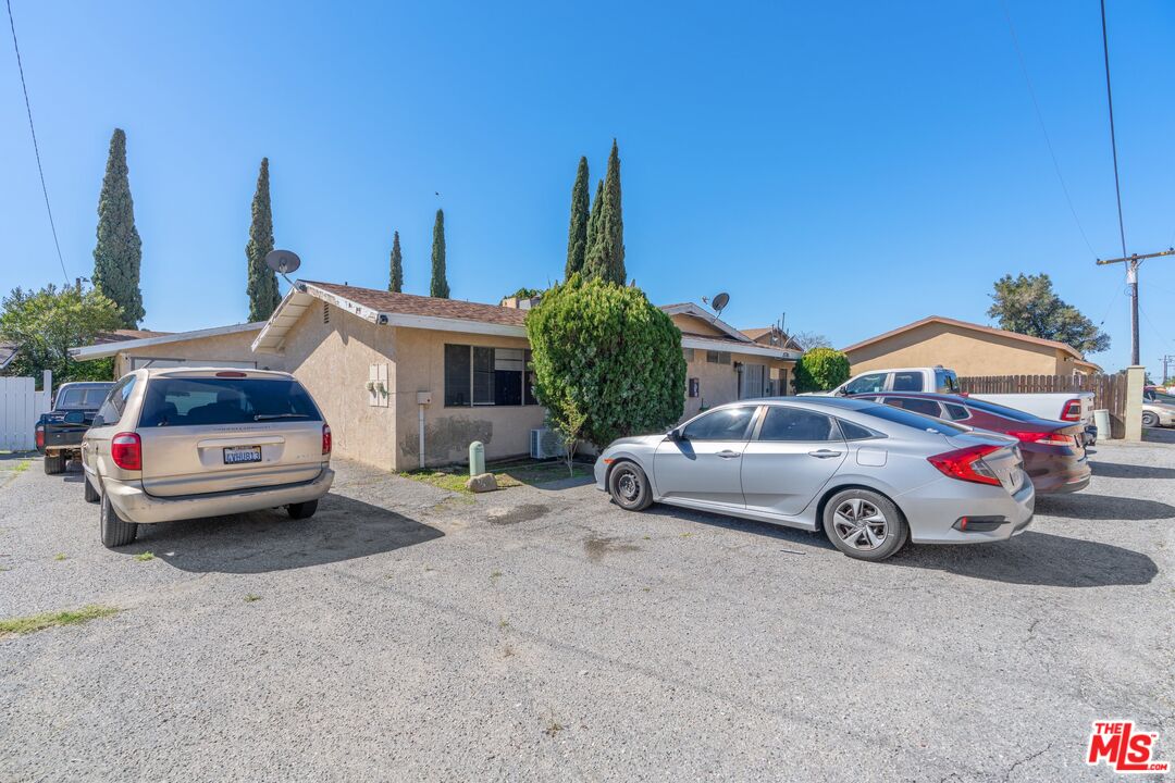 1570 W Ramona Dr