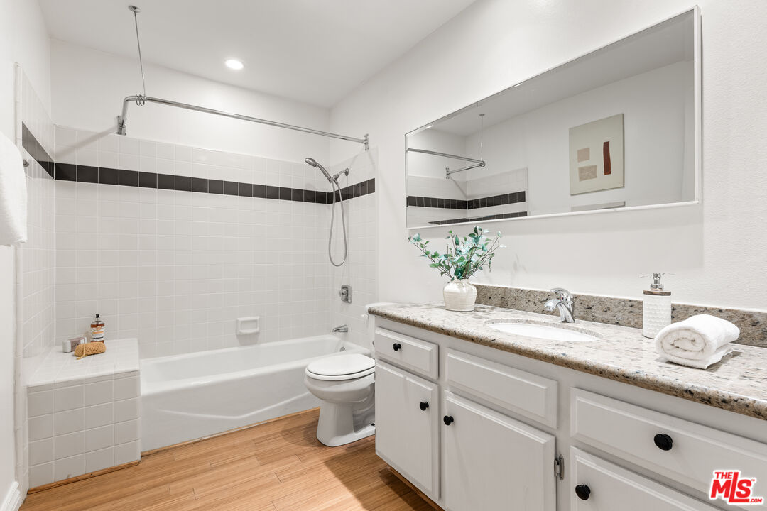 1129 Larrabee St Unit: 3