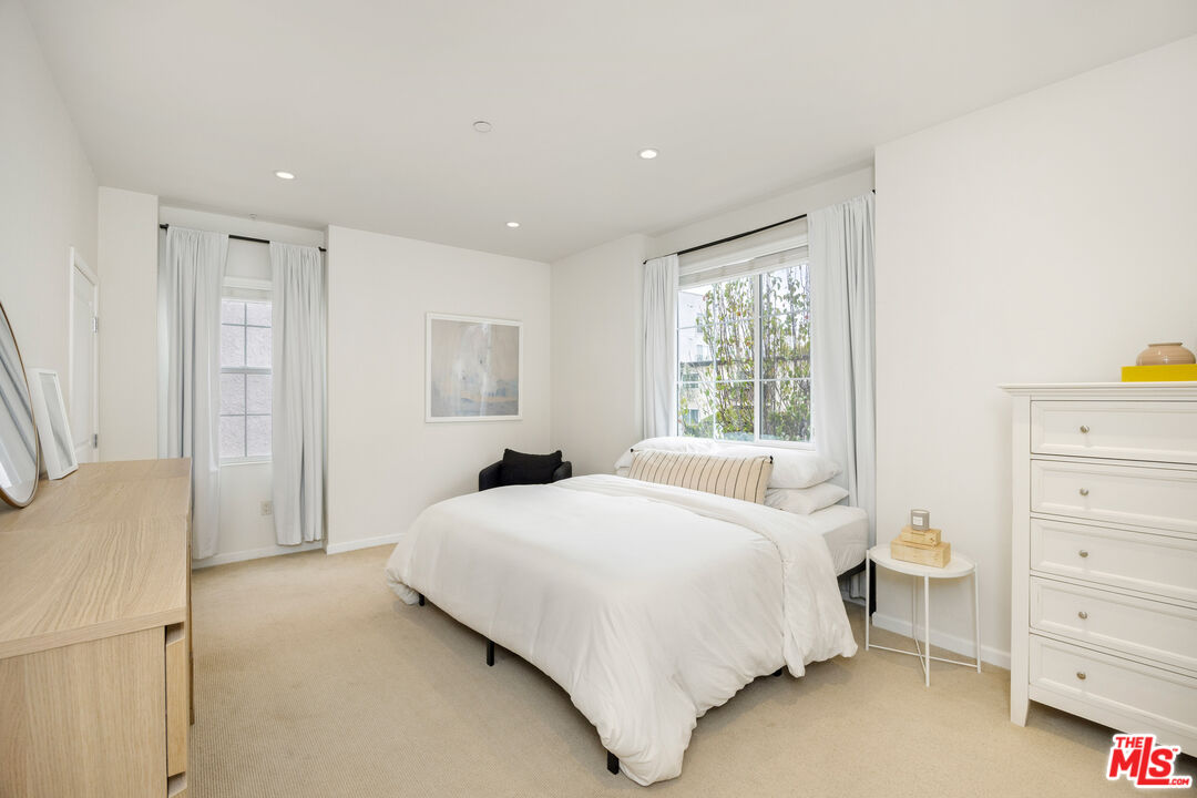 1625 Granville Ave Unit: 101