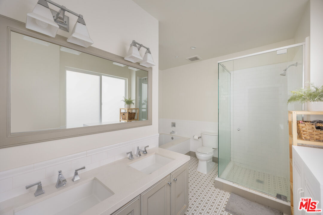 1625 Granville Ave Unit: 101