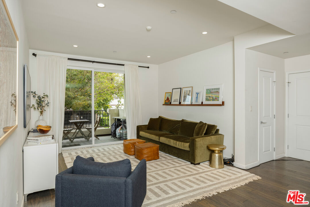 1625 Granville Ave Unit: 101
