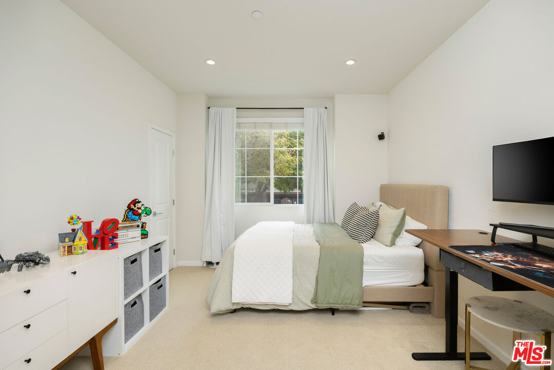 1625 Granville Ave Unit: 101