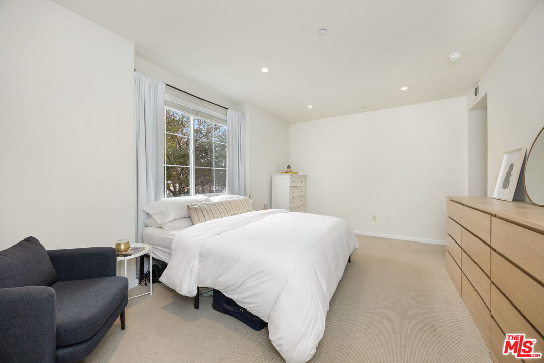 1625 Granville Ave Unit: 101