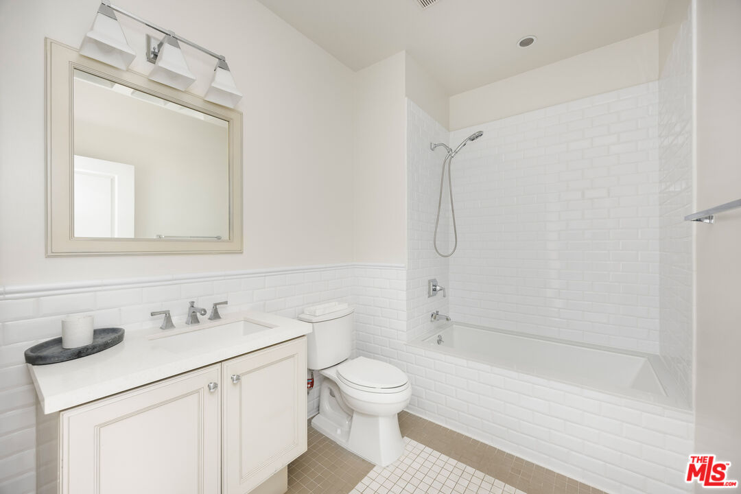 1625 Granville Ave Unit: 101