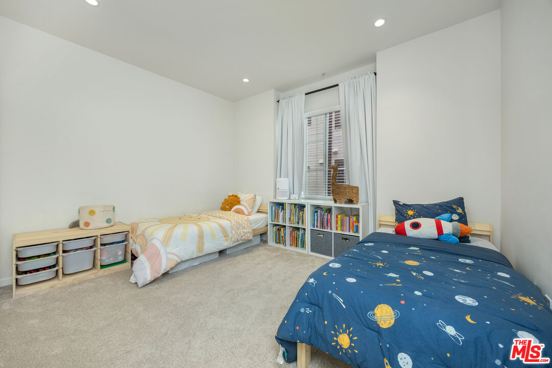 1625 Granville Ave Unit: 101