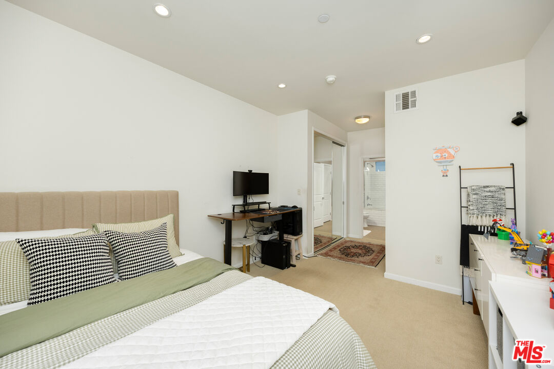 1625 Granville Ave Unit: 101