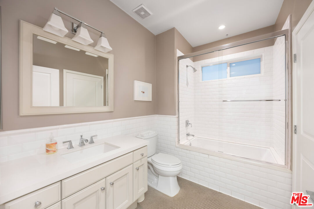1625 Granville Ave Unit: 101