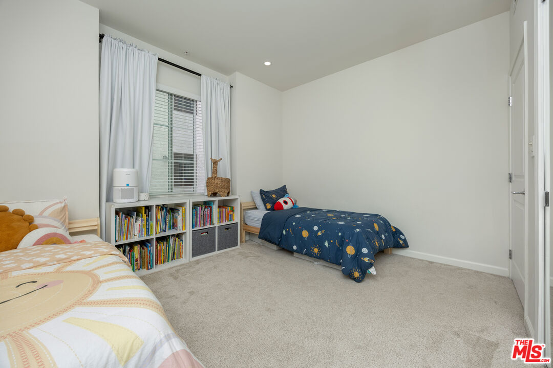 1625 Granville Ave Unit: 101