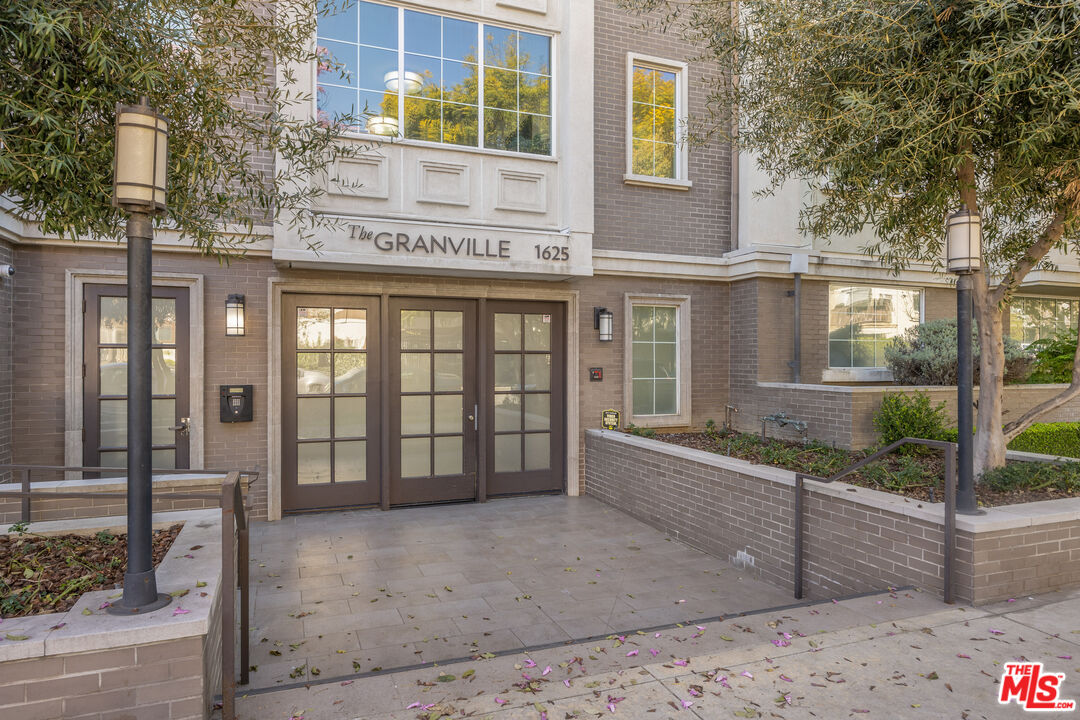 1625 Granville Ave Unit: 101