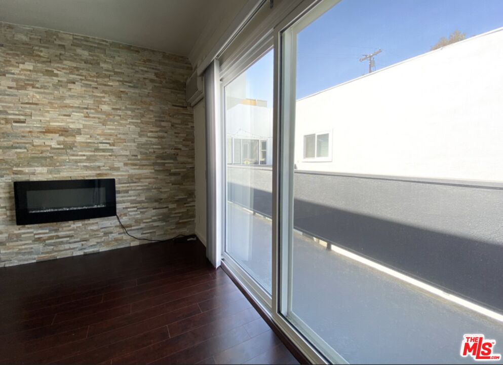 1261 N Laurel Ave Unit: 16