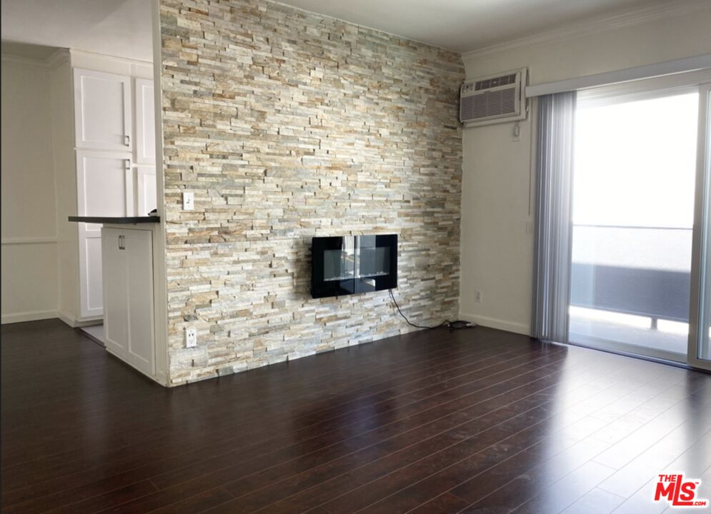 1261 N Laurel Ave Unit: 16