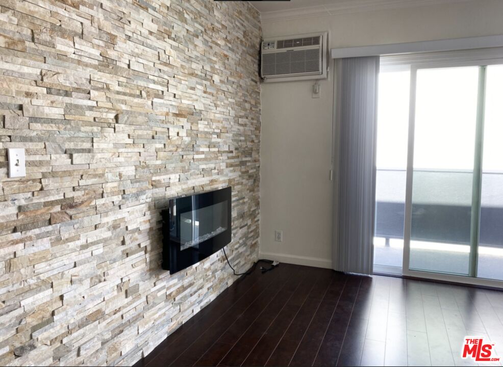 1261 N Laurel Ave Unit: 16