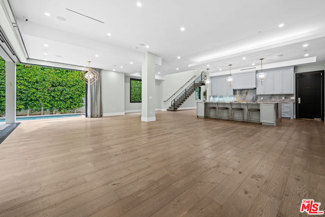 1538 N Beverly Dr