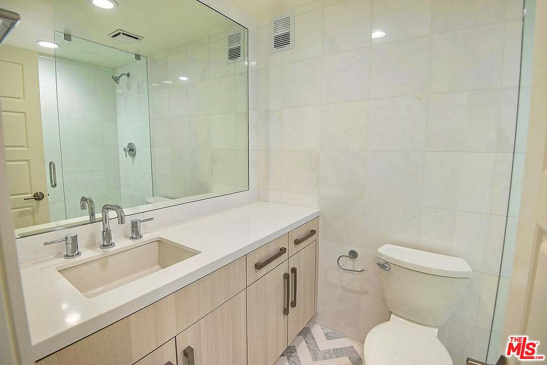 875 Comstock Ave Unit: 3E