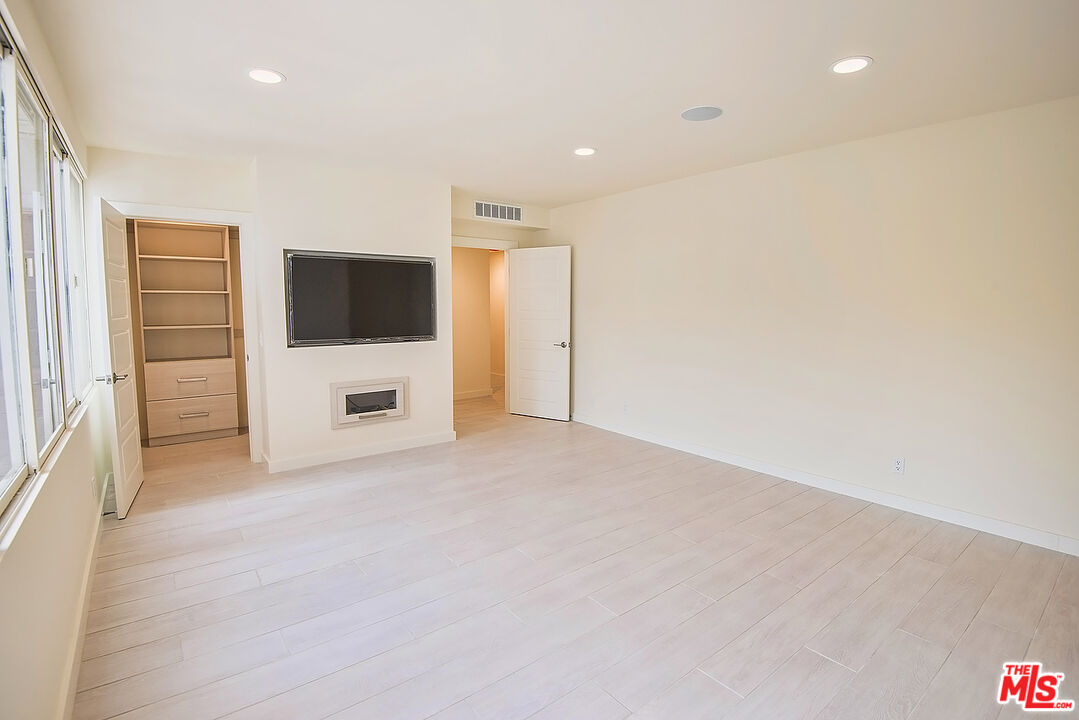875 Comstock Ave Unit: 3E