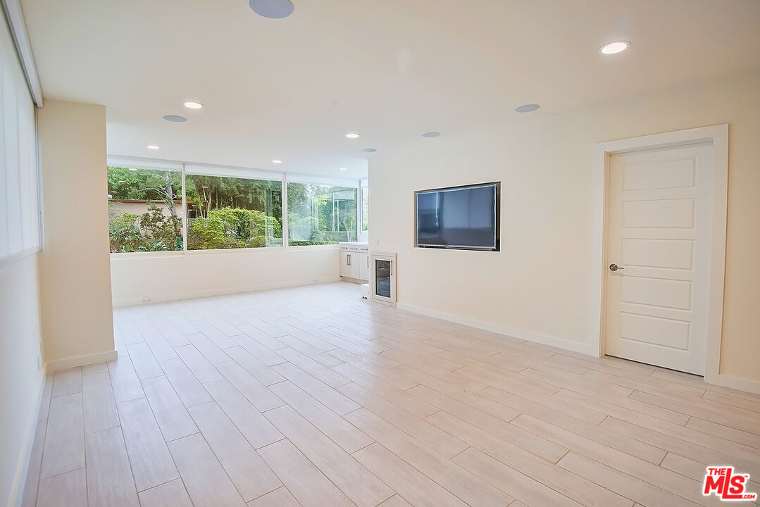 875 Comstock Ave Unit: 3E