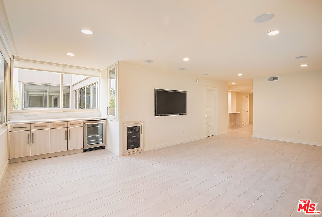 875 Comstock Ave Unit: 3E