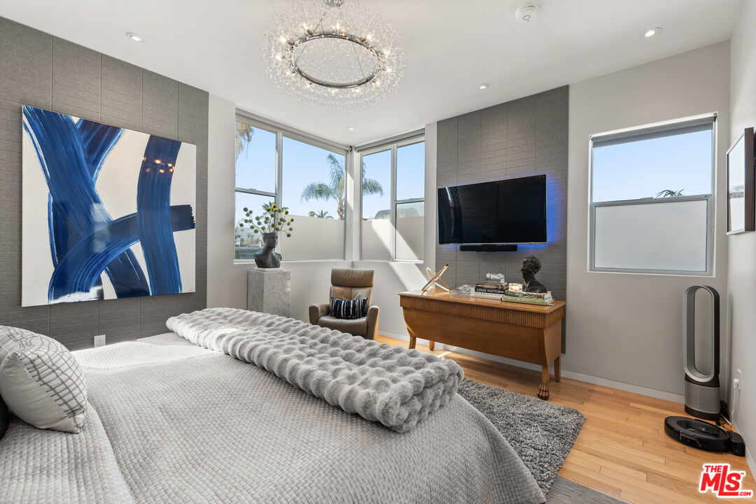 742 N Hudson Ave Unit: 4