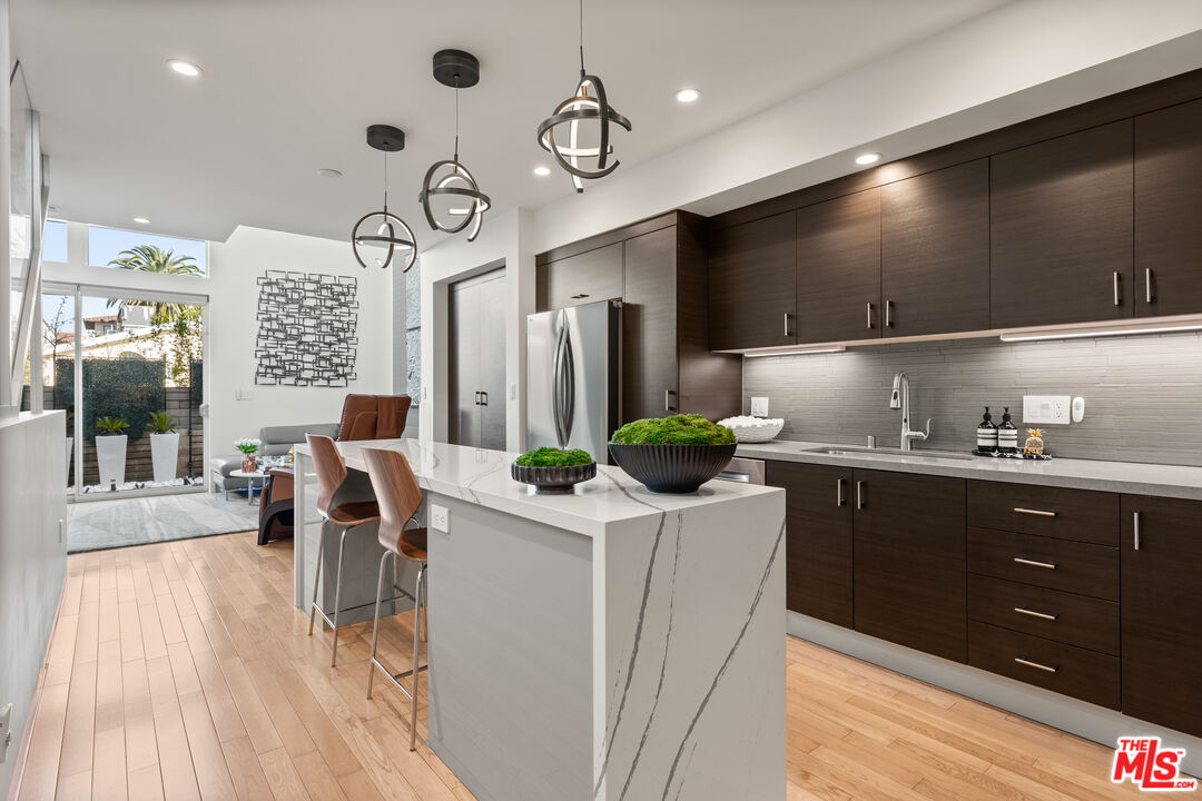 742 N Hudson Ave Unit: 4