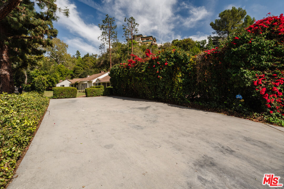 1126 Coldwater Canyon Dr