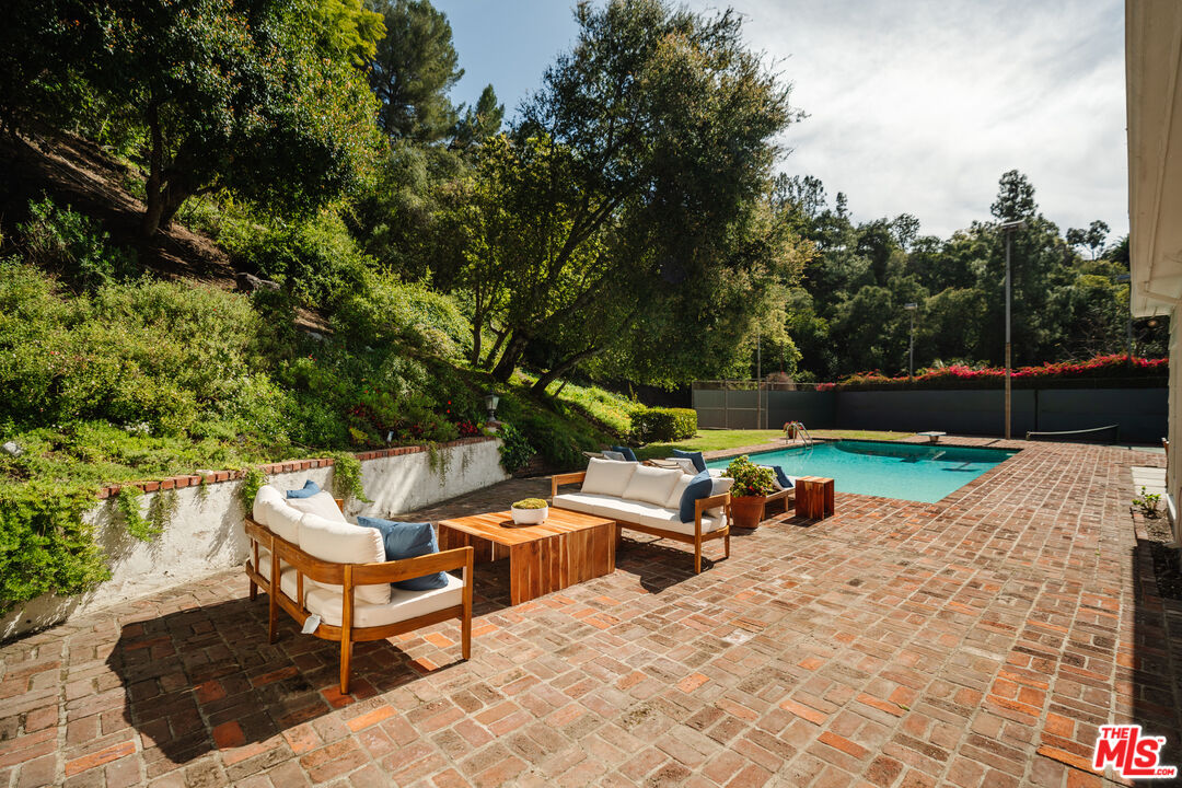 1126 Coldwater Canyon Dr