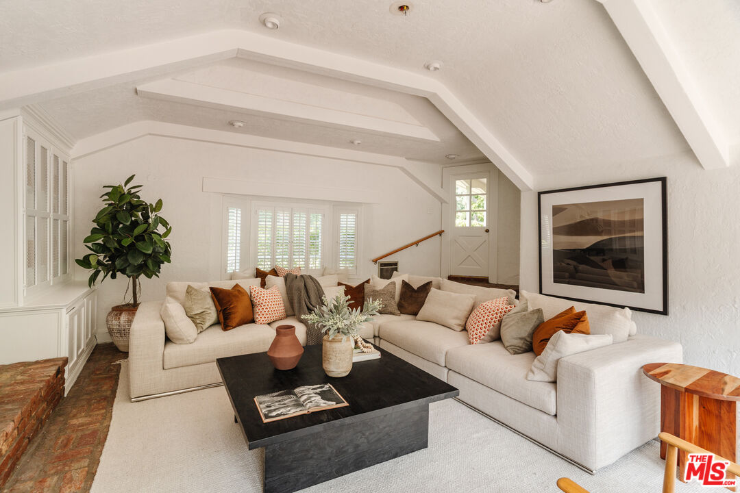 1126 Coldwater Canyon Dr