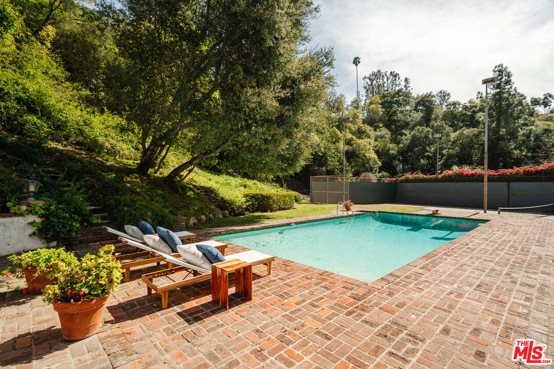 1126 Coldwater Canyon Dr